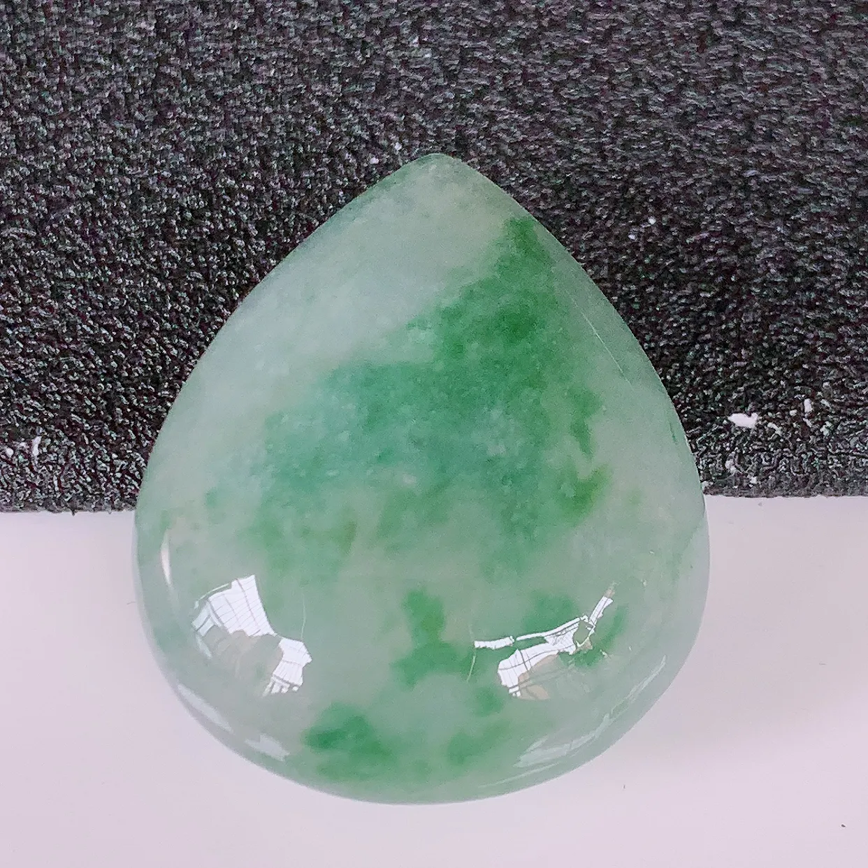 自然光实拍，冰种飘花翡翠蛋面，戒面，翠色灵动，玉质细腻，颜色漂亮，品相佳，佩戴佳品！#94.3