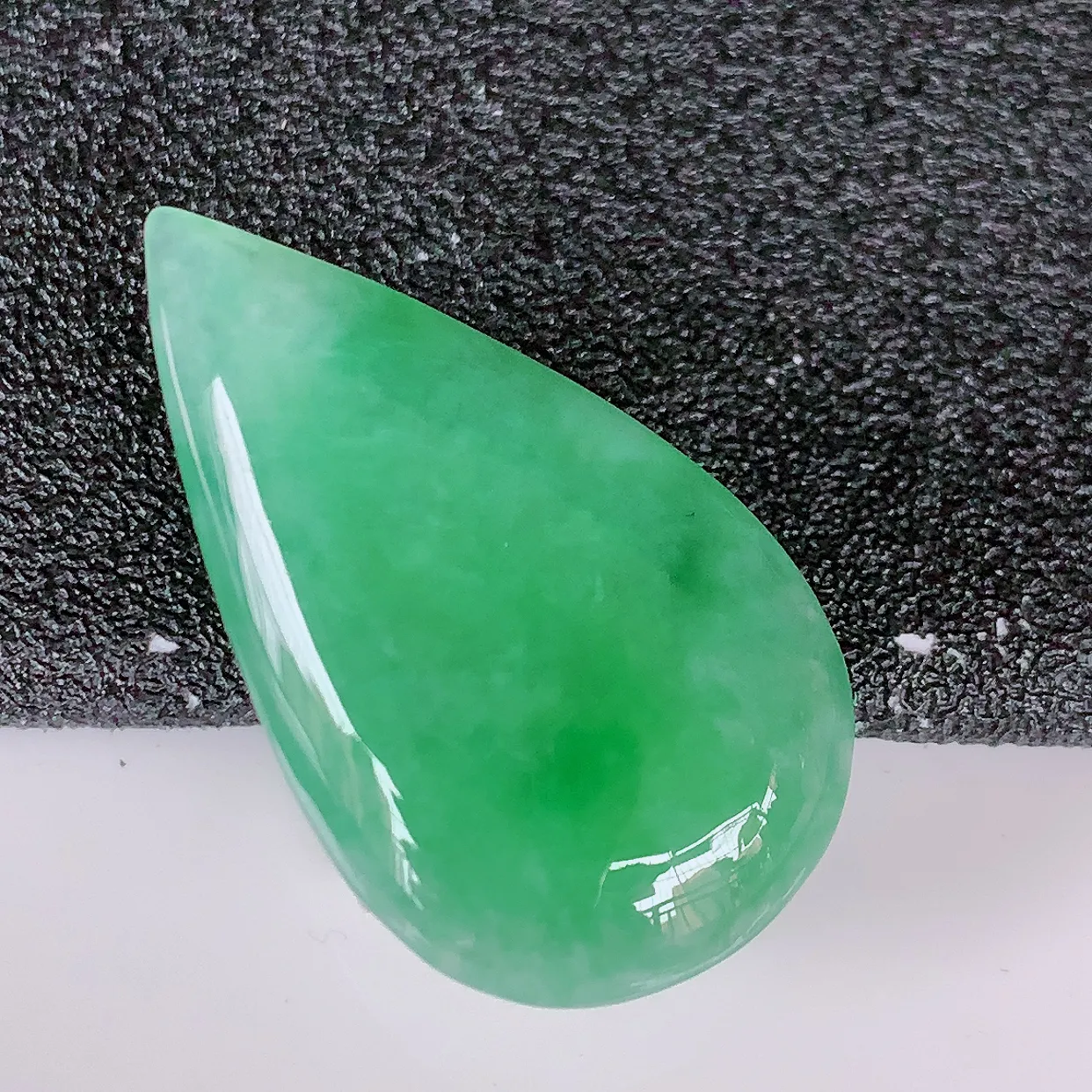 自然光实拍，冰飘绿翡翠水滴蛋面，翠色灵动，玉质细腻，颜色漂亮，品相佳，佩戴佳品！#94.3