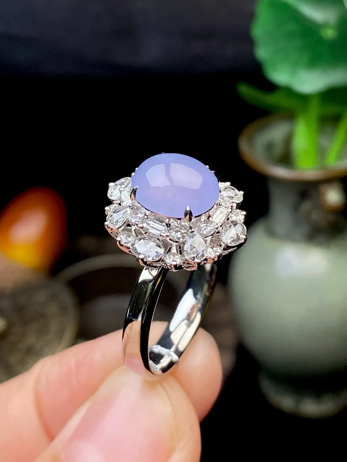 【冰种紫蛋面戒指】饱满度很好，无纹无裂，晶莹剔透，18k金钻镶嵌，裸石尺寸9.4*8.2*3.8毫米