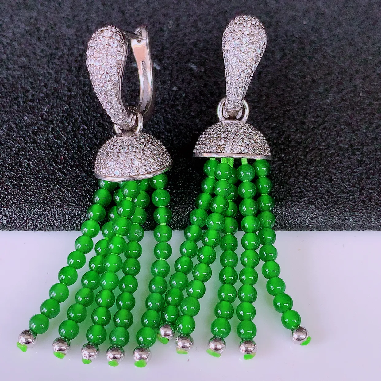 冰透满绿翡翠925银镶嵌耳坠，自然光实拍，翠色灵动，颜色漂亮，种老水足，品相佳，佩戴佳品！#98.5整体48.5*11.5裸石2.8