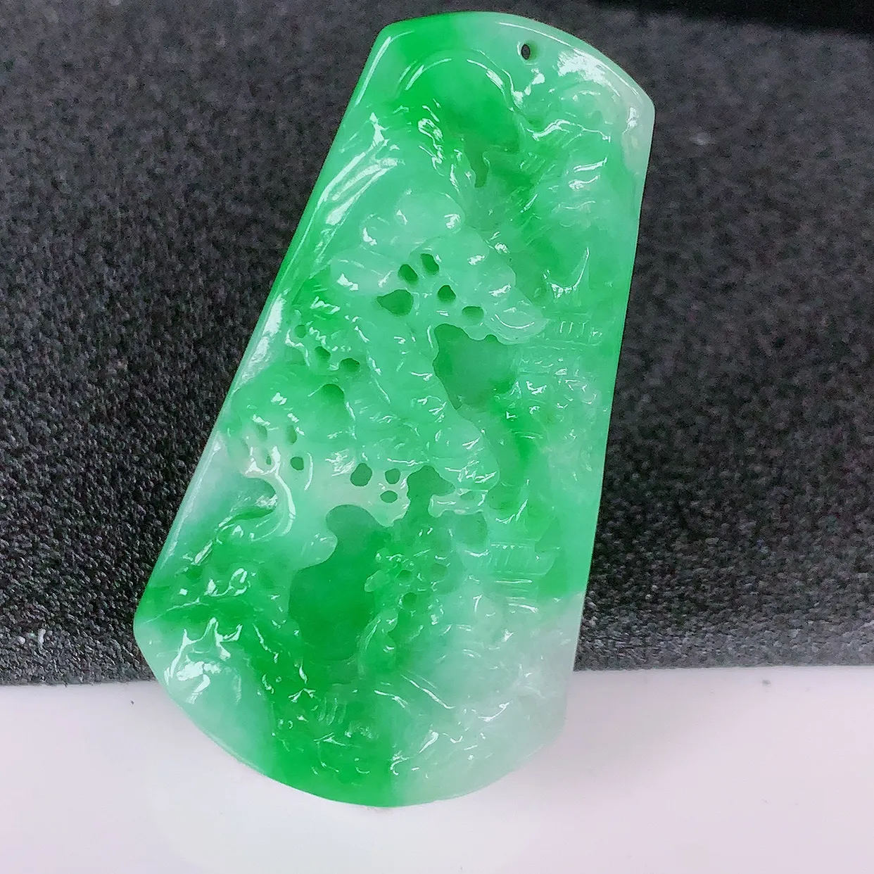 自然光实拍，冰润飘阳绿翡翠山水牌吊坠，翡翠山水，立体生动形象，山水素材布局合理，意境感佳，佩戴上身效果更高贵 #57.3