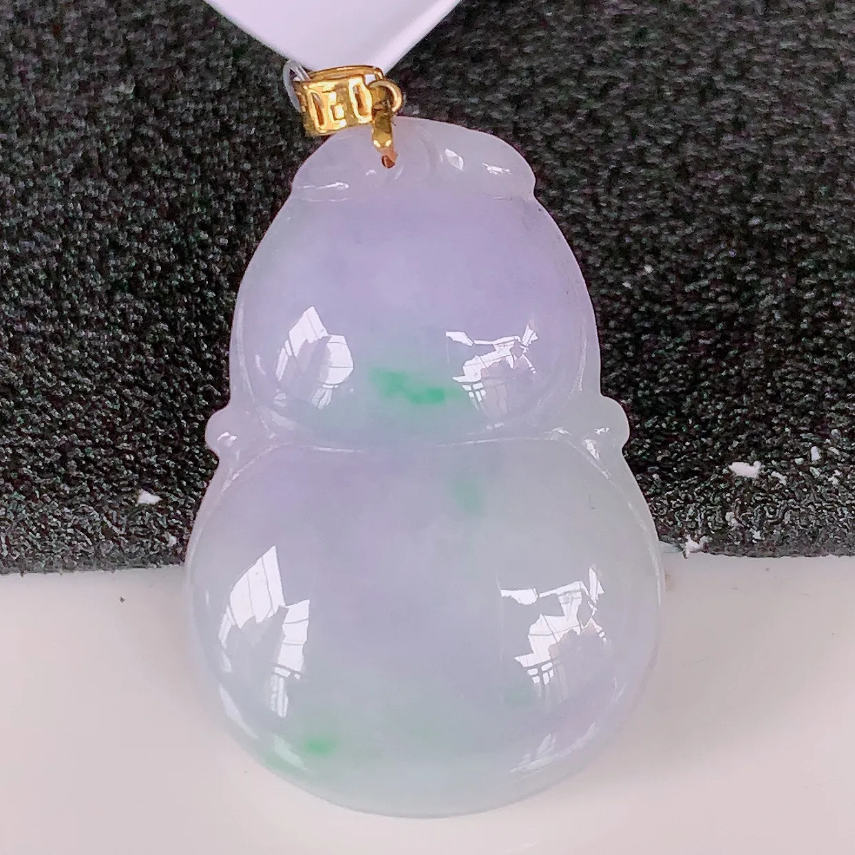 18K金镶嵌冰润春带彩翡翠葫芦吊坠，葫芦寓意福禄双全，财源滚滚，佩戴效果优雅迷人！#49.3