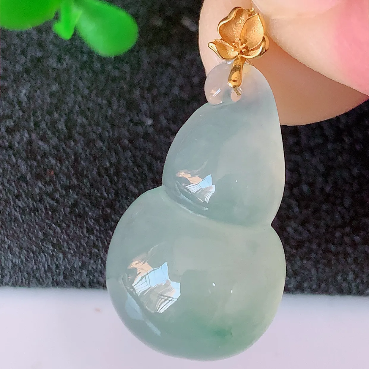 18K金镶嵌冰种飘花翡翠葫芦吊坠，葫芦寓意福禄双全，财源滚滚，佩戴效果优雅迷人！#41.5