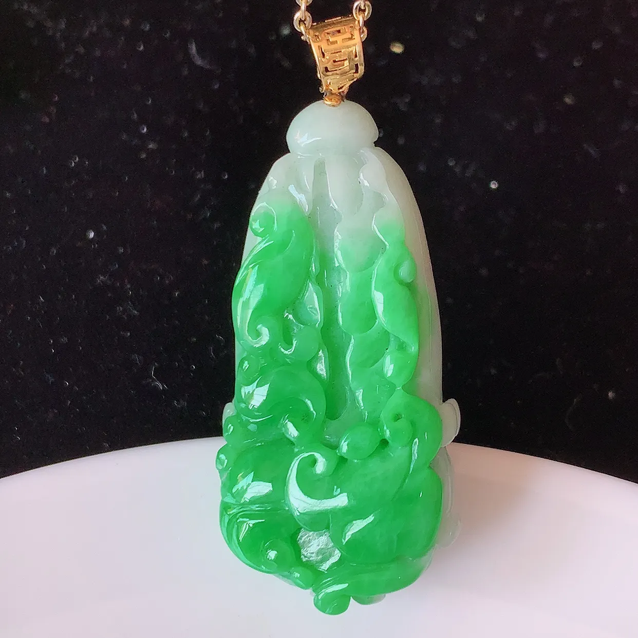 18K金镶嵌辣绿翡翠招百财白菜吊坠，百财聚来，财源滚滚，色泽鲜艳，精工水润的白菜，性价比高！#1.5