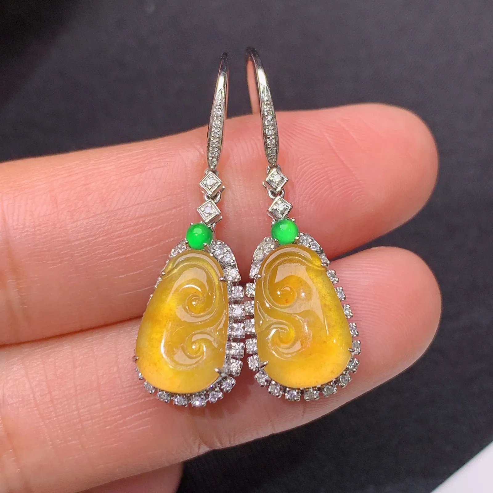 冰黄翡树叶耳坠，18k金镶嵌，精致时尚，冰透水润，颜色鲜亮 尺寸11.7*7.2*2