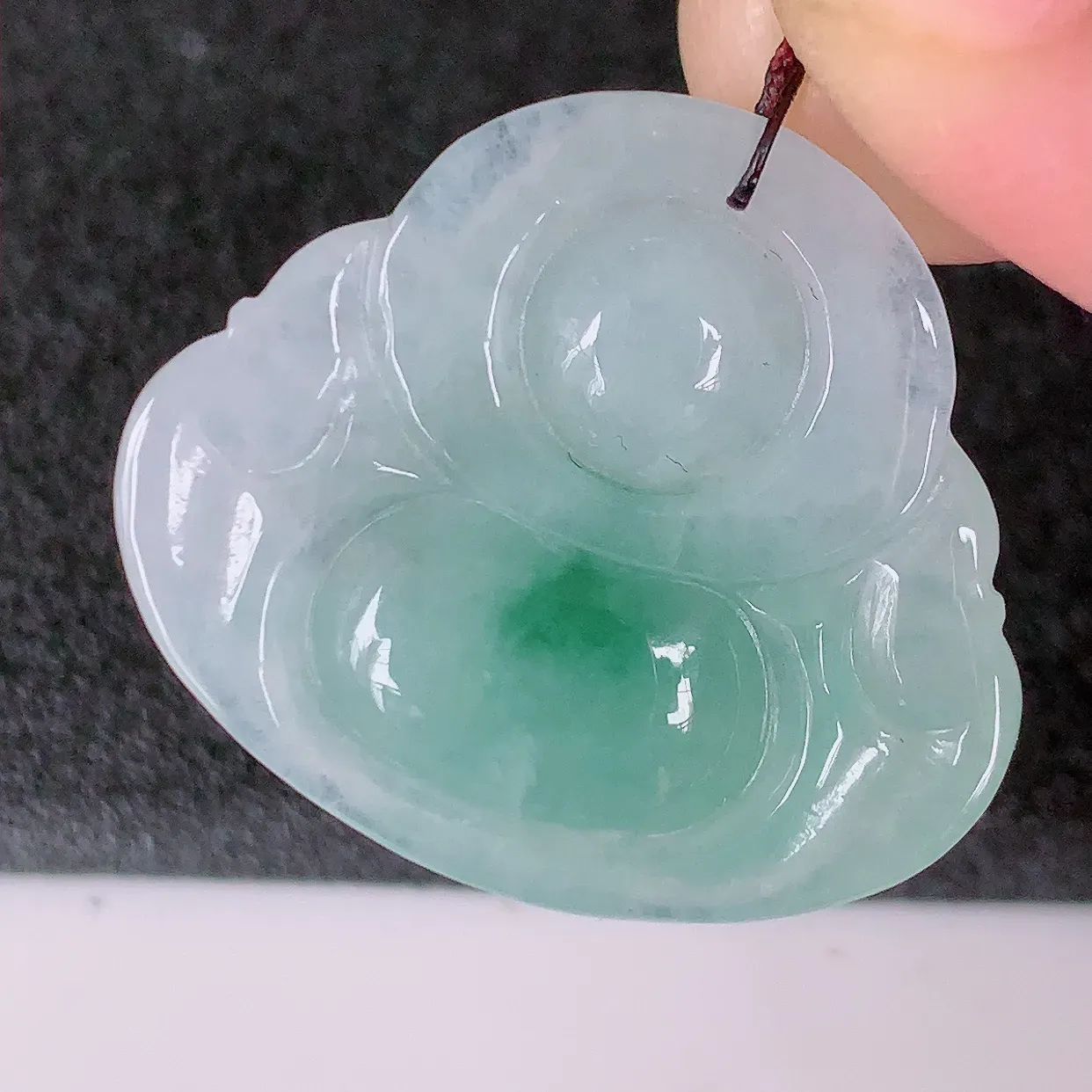 自然光实拍，冰飘花翡翠佛公吊坠，玉笑佛，饱满，开脸喜庆，配戴优雅迷人！#57.3
