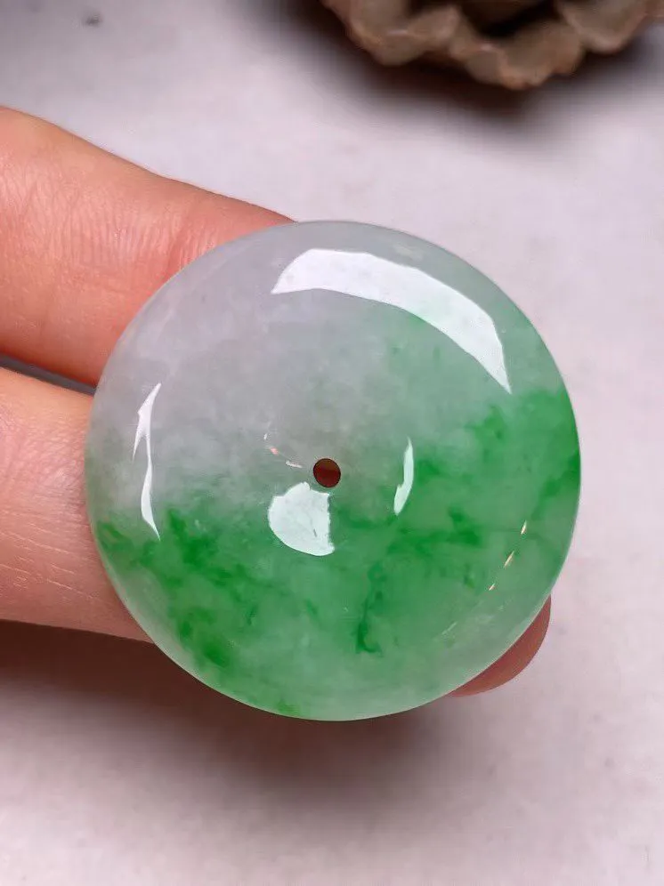 冰糯种飘绿【平安扣】吊坠，种水好，玉质细腻 ，卖相好‘