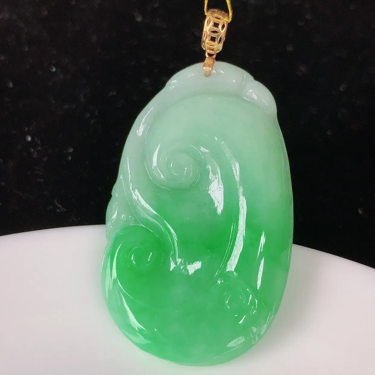 18k金镶嵌飘绿翡翠如意吊坠，沁人心脾，精致典雅的设计，为佩戴者，增添色彩，送礼自留都是佳品选择！#35.3