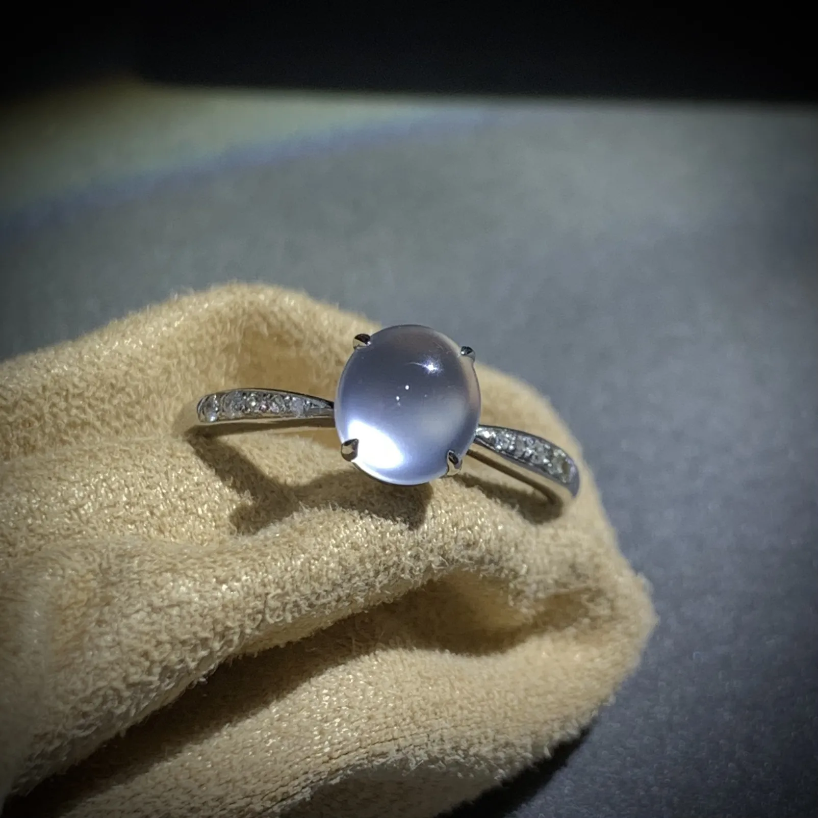 缅甸翡翠玻璃种白蛋面戒指，
裸石6.8-6-3.5mm，13#，
18K金，南非钻，2.3g，