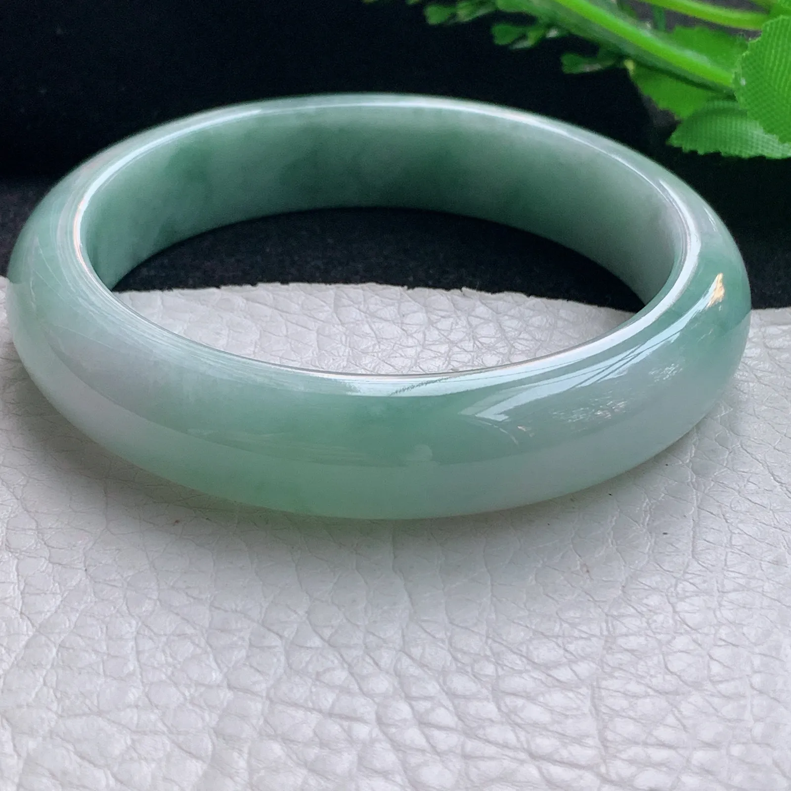 js自然光59*13.2*8.2平安镯 翡翠a货玉手镯飘蓝花宽边珠宝玉手环