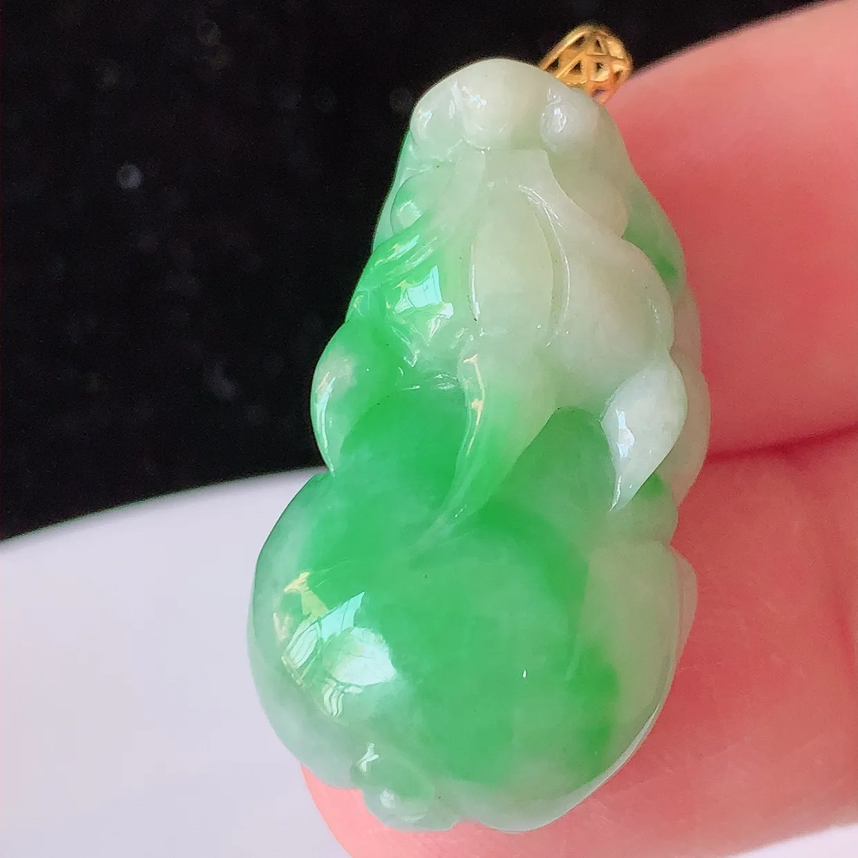 18K金镶嵌飘绿翡翠招财貔貅吊坠，民间有“一摸貔貅运程旺盛，再摸貔貅财运滚滚，三摸貔貅平步青云 ”的美好祝愿。#1.5