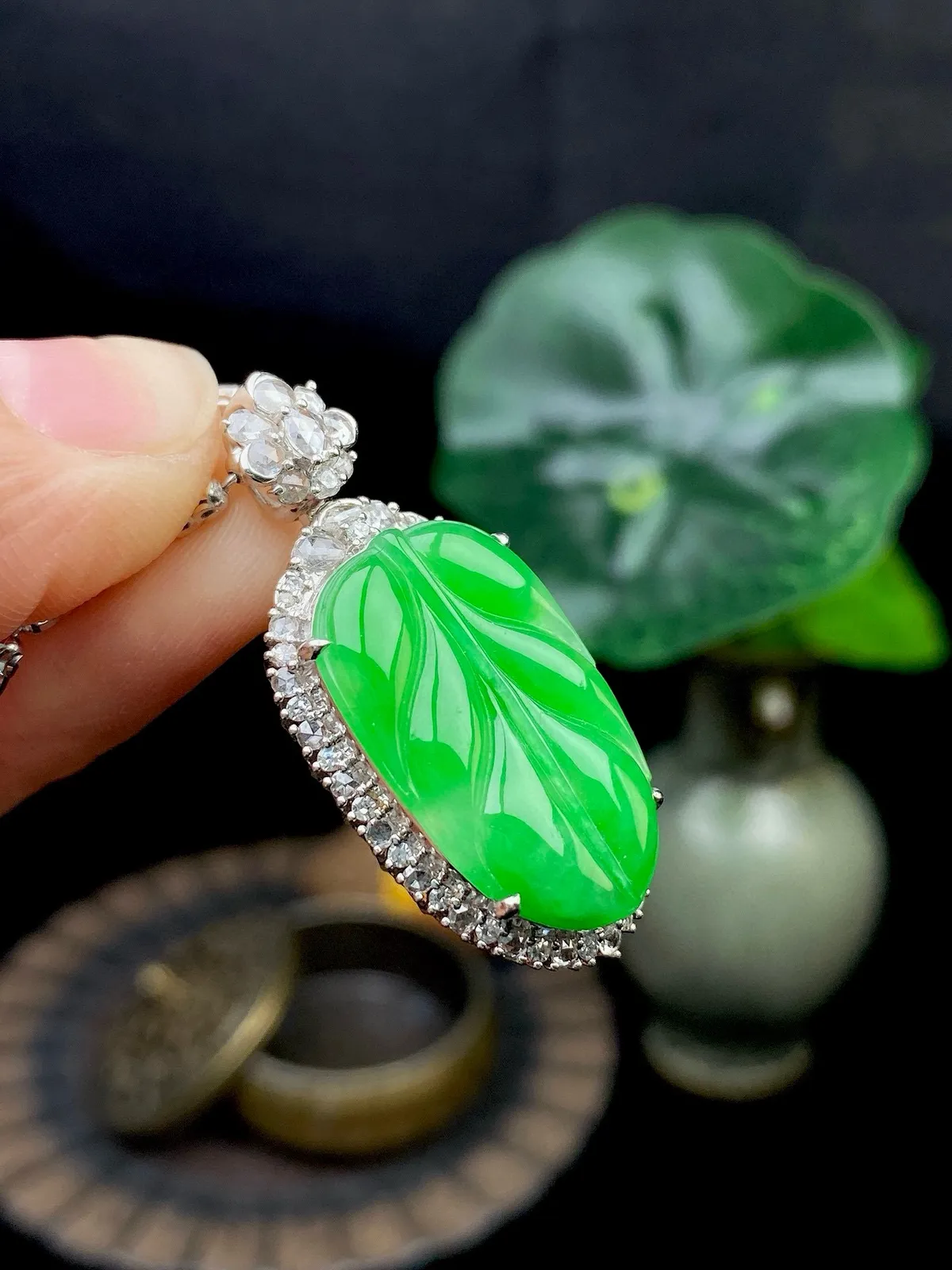 【冰种满绿叶子】金枝玉叶，质地细腻，冰润透亮，光泽出众，18k金钻镶嵌，裸石尺寸21.8*13.8*