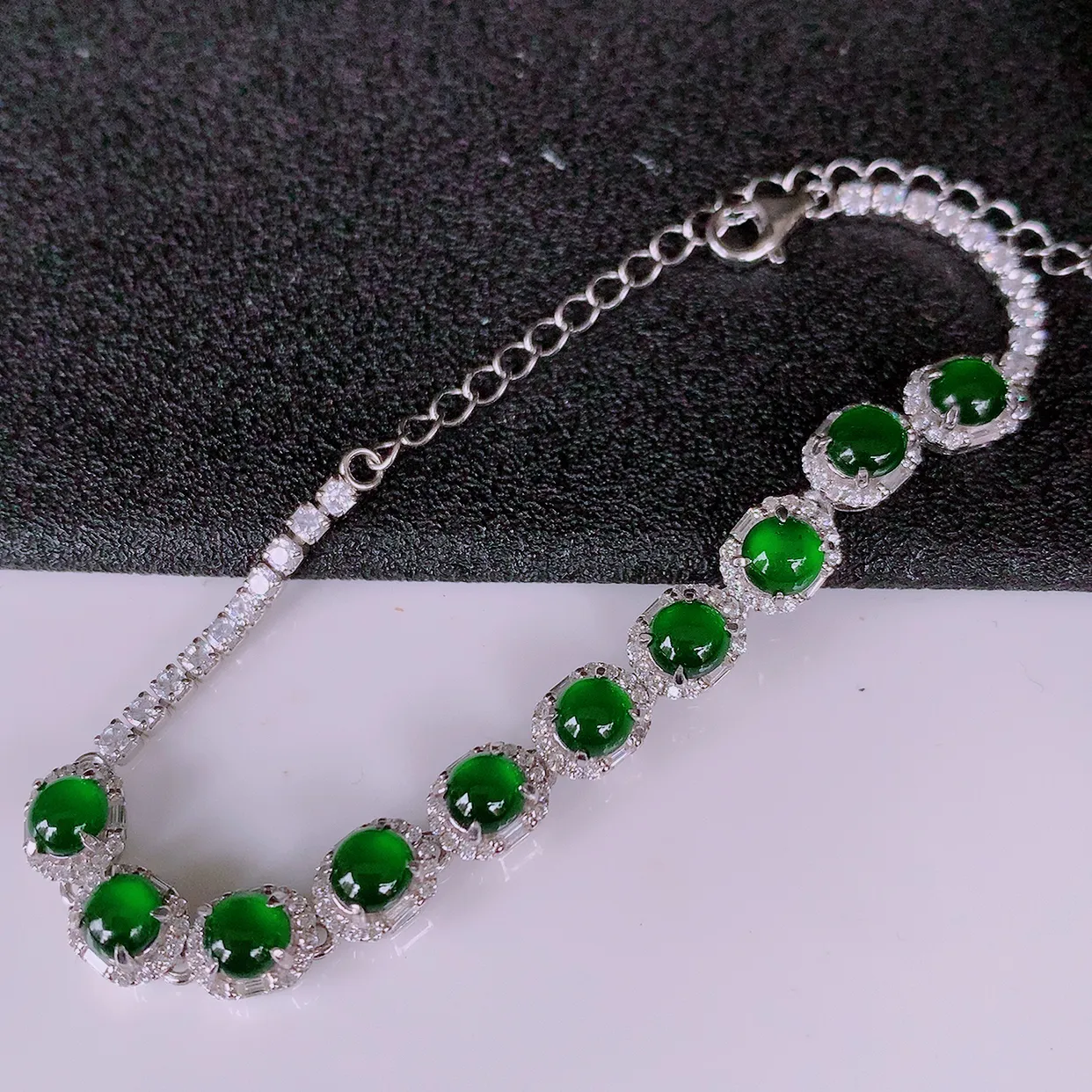 冰透满绿翡翠925银镶嵌手链，自然光实拍，翠色灵动，颜色漂亮，种老水足，品相佳，佩戴佳品！#97.3