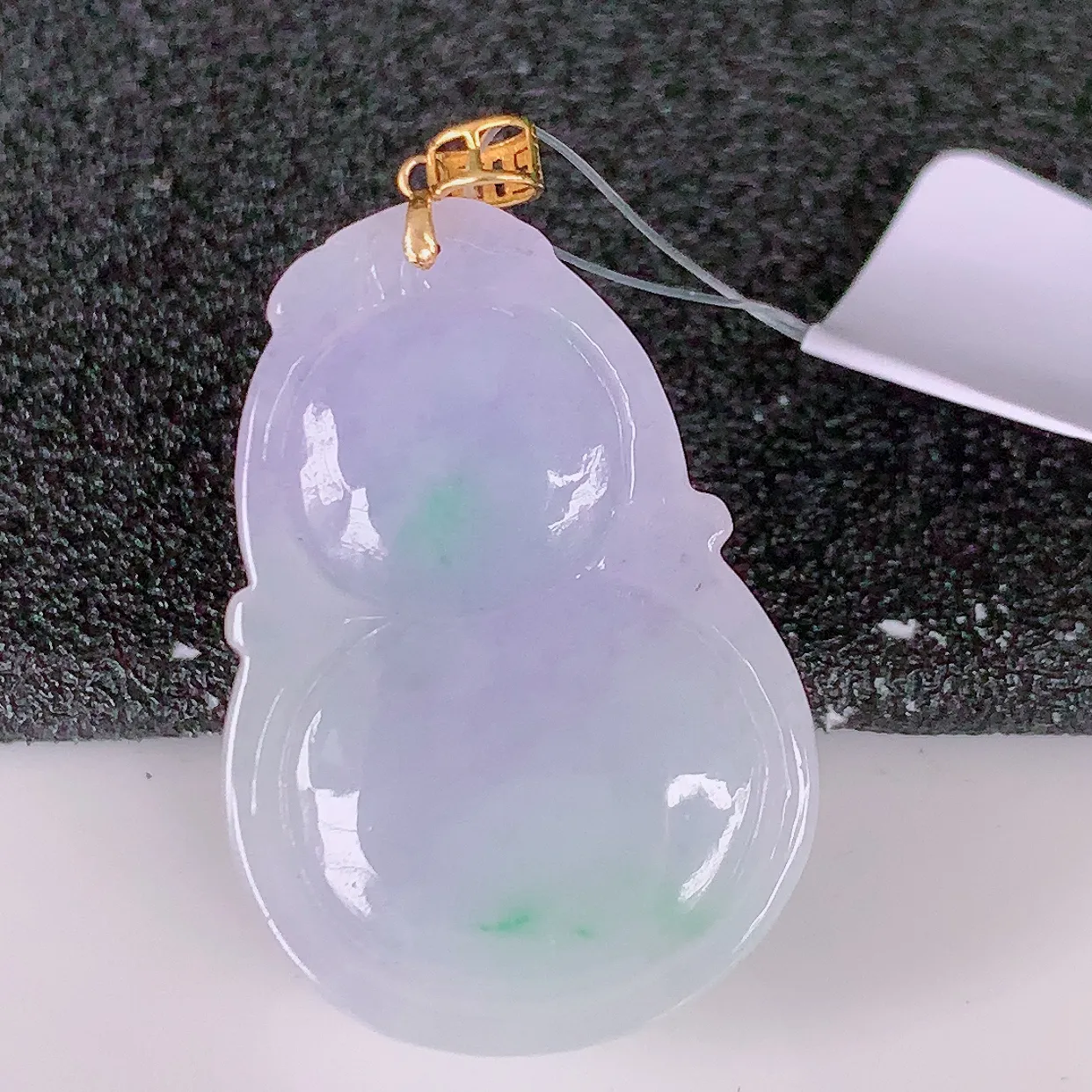 18K金镶嵌冰润春带彩翡翠葫芦吊坠，葫芦寓意福禄双全，财源滚滚，佩戴效果优雅迷人！#49.3