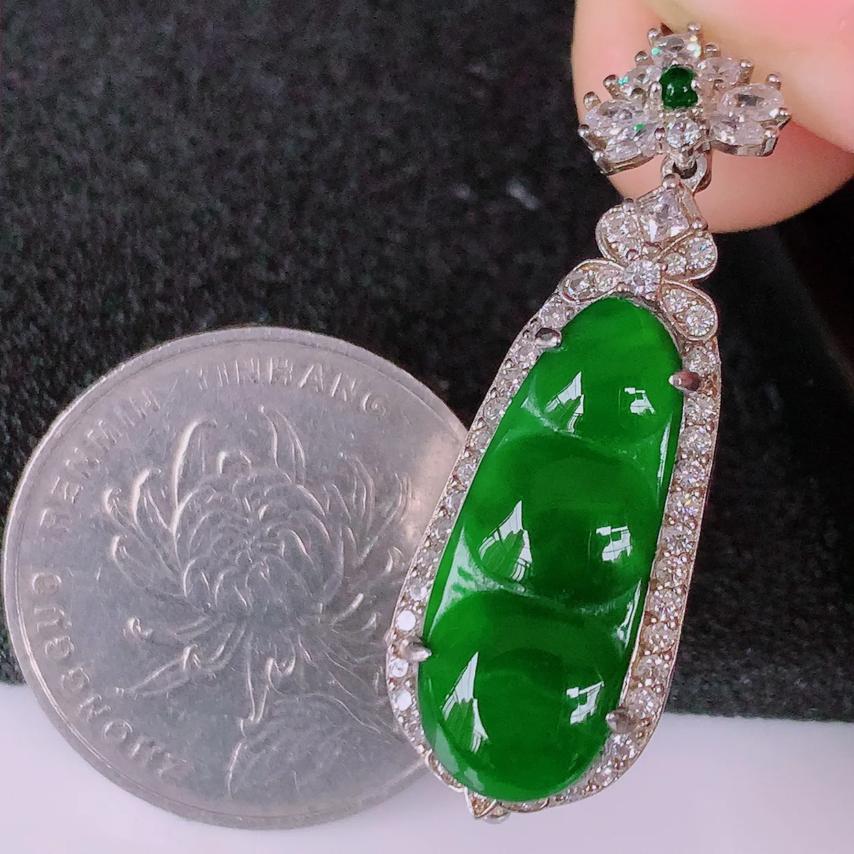 冰透满绿翡翠925银镶嵌福豆吊坠，自然光实拍，翠色灵动，颜色漂亮，种老水足，品相佳，佩戴佳品！#97.3整体36.5*12*7.2裸石21.5*8.5