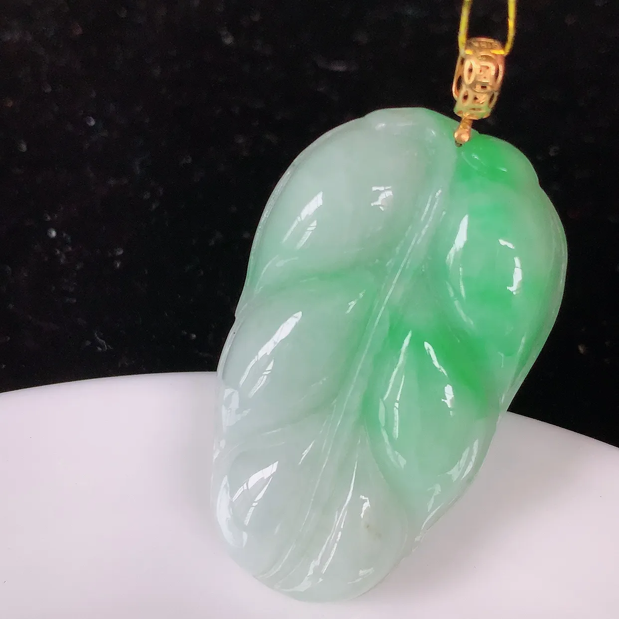 18K金镶嵌飘绿翡翠叶子吊坠 ，种水足，色泽清新，工艺精湛，叶子寓意美好；金枝玉叶，事业有成。#35.6
