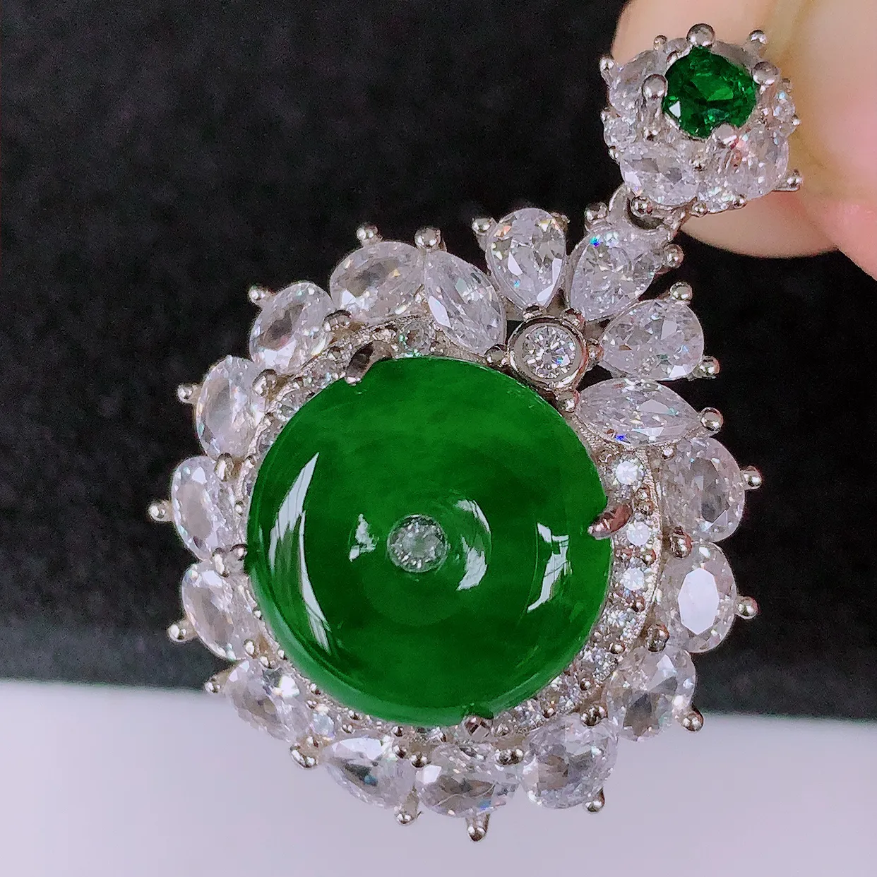 冰透满绿翡翠925银镶嵌平安扣吊坠，自然光实拍，翠色灵动，颜色漂亮，种老水足，品相佳，佩戴佳品！#97.3整体32.8*24.5*10.5裸石13*13