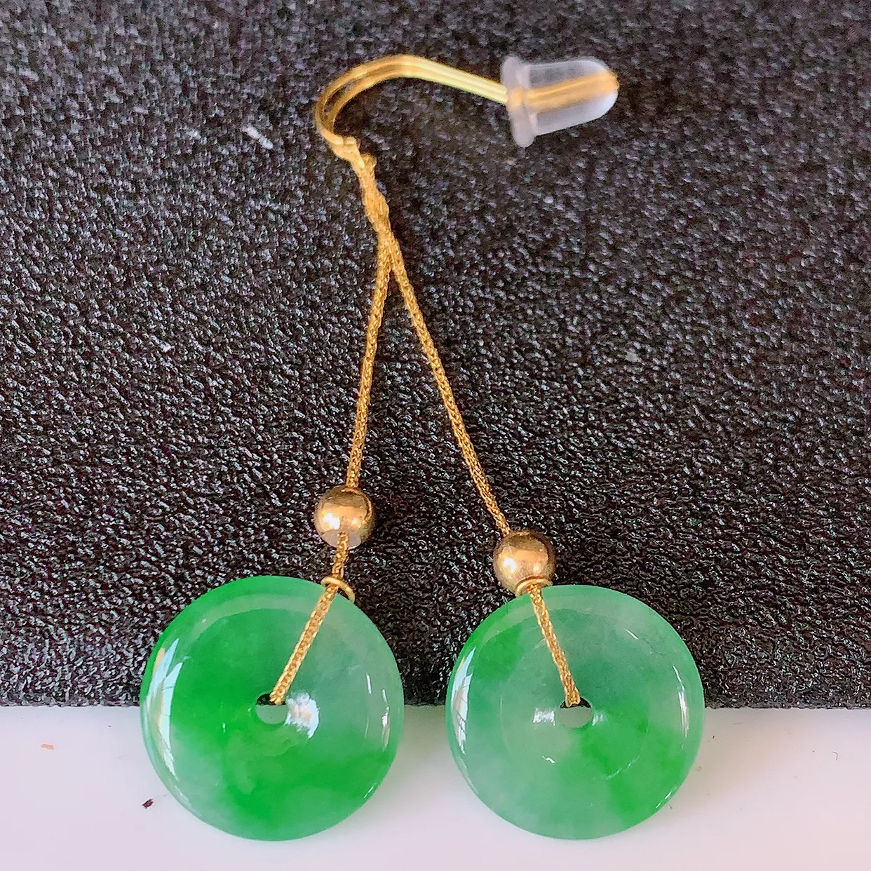 18k金镶嵌冰种飘绿翡翠平安扣耳坠，沁人心脾，耳坠佩戴效果大气出众，尽显气质。种水好，胶感足，颜相当漂亮，高性价比，值得入手品鉴！#41.5整体45.5裸石12*2.2