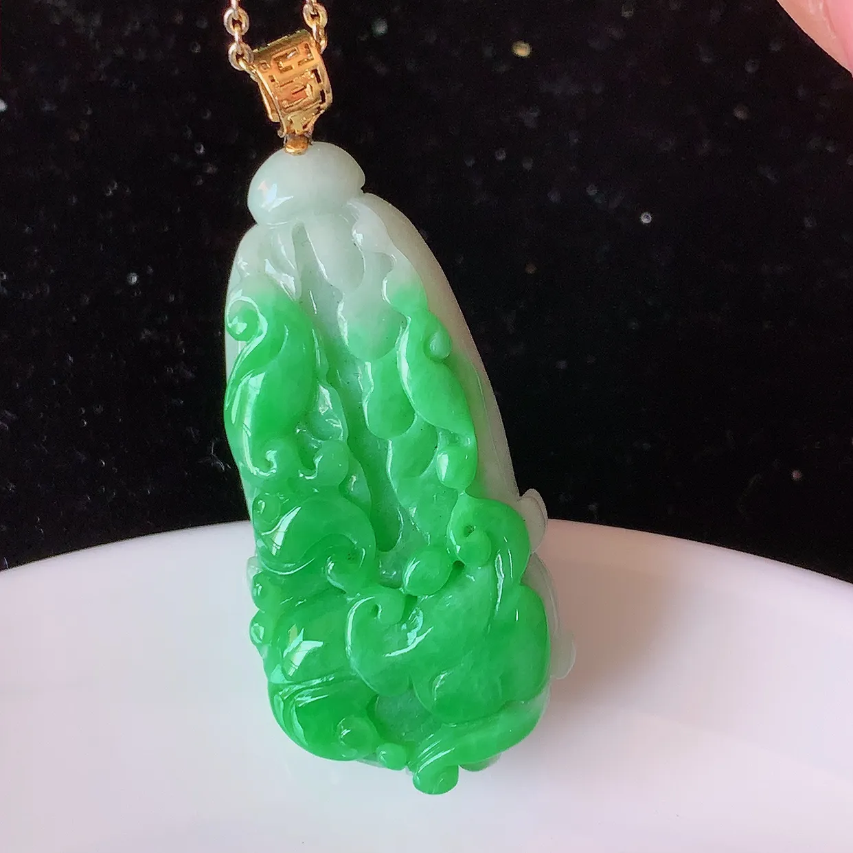18K金镶嵌辣绿翡翠招百财白菜吊坠，百财聚来，财源滚滚，色泽鲜艳，精工水润的白菜，性价比高！#1.5