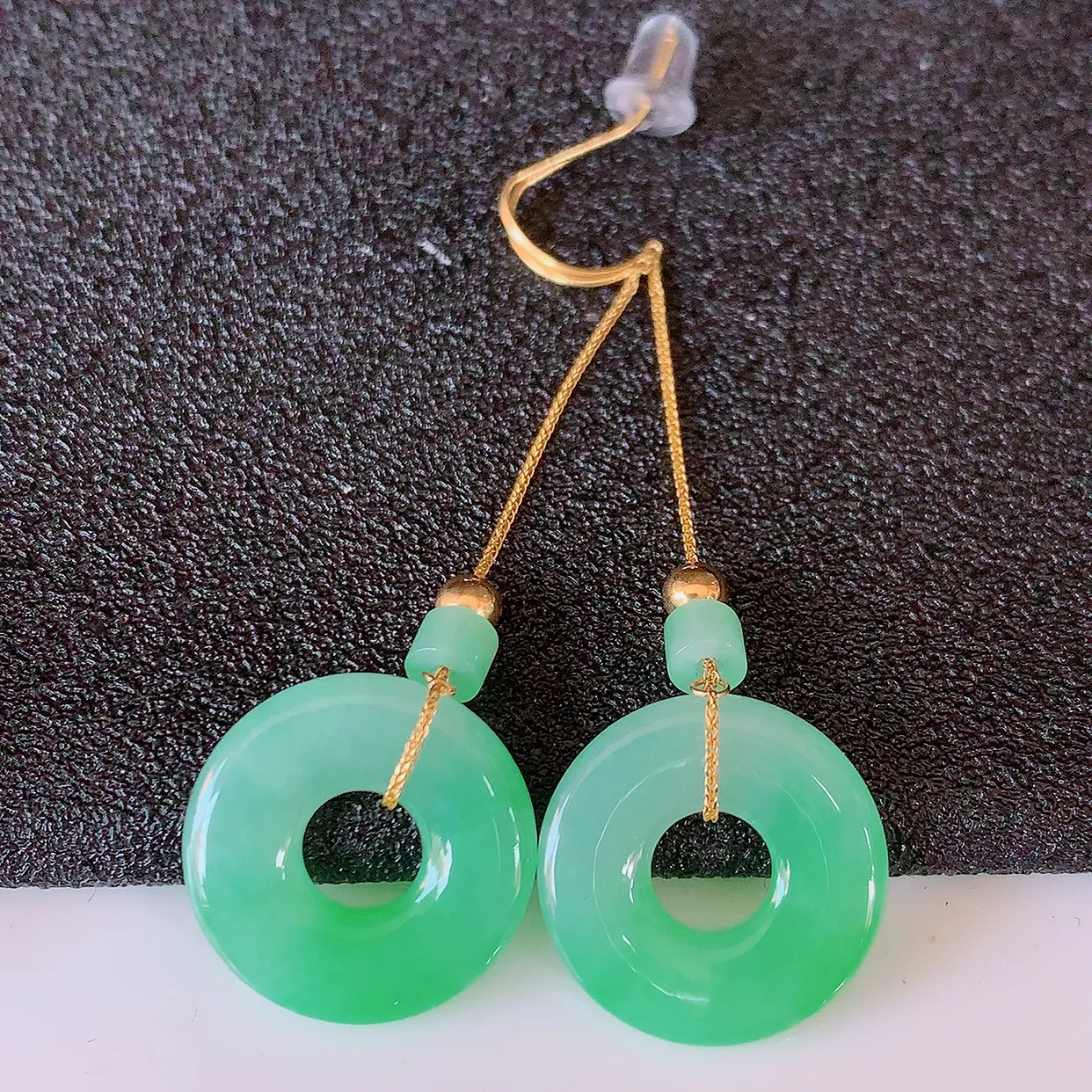 18k金镶嵌冰种飘绿翡翠平安扣耳坠，沁人心脾，耳坠佩戴效果大气出众，尽显气质。种水好，胶感足，颜相当