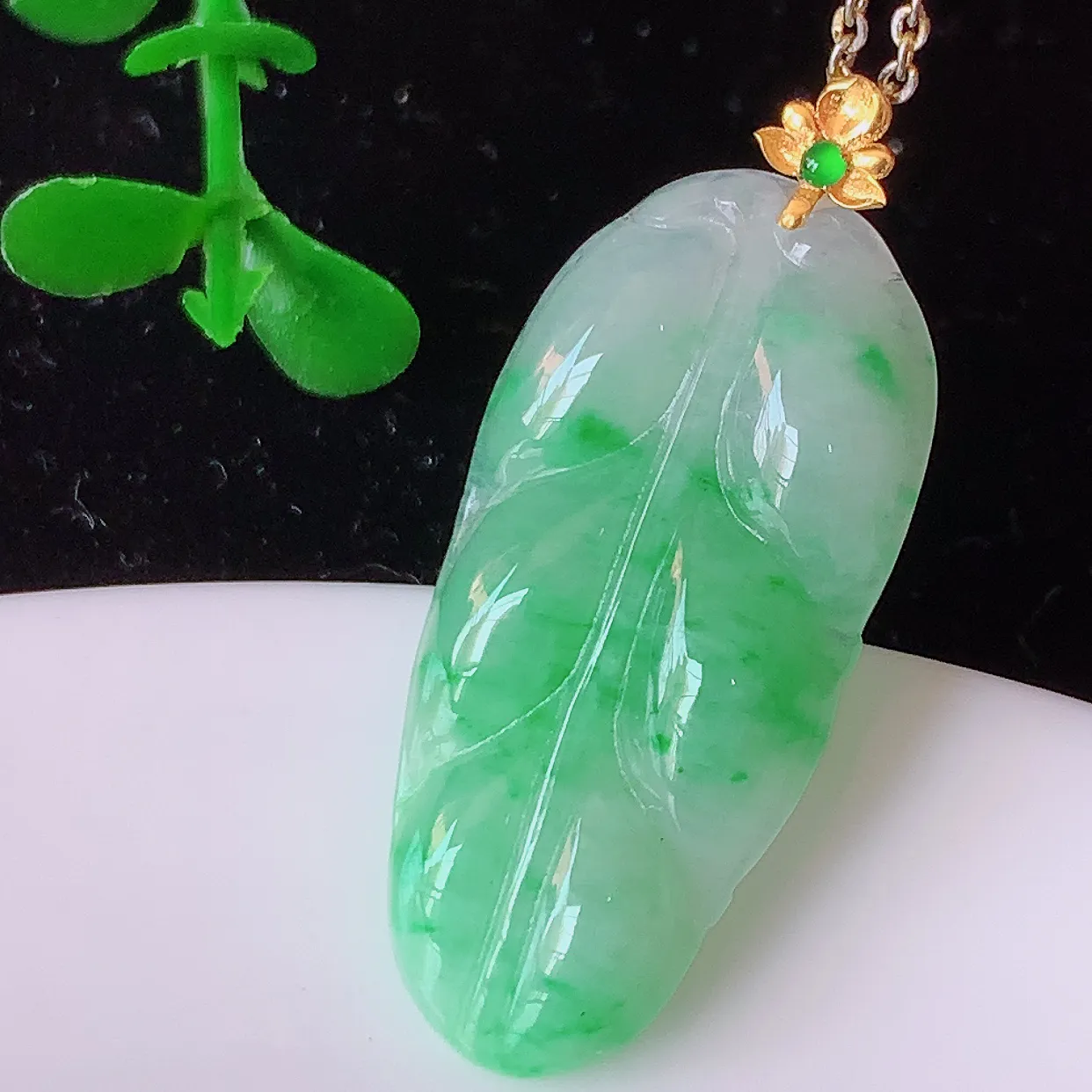 18K金镶嵌冰飘绿翡翠叶子吊坠 ，种水足，色泽清新，工艺精湛，叶子寓意美好；金枝玉叶，事业有成。#42.5