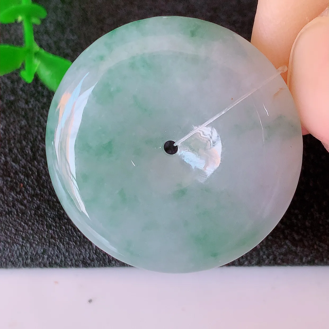 自然光实拍，冰润飘花平安扣翡翠吊坠，种老水足，雕工精湛 ，寓意美好，佩戴时尚出众！#49.5