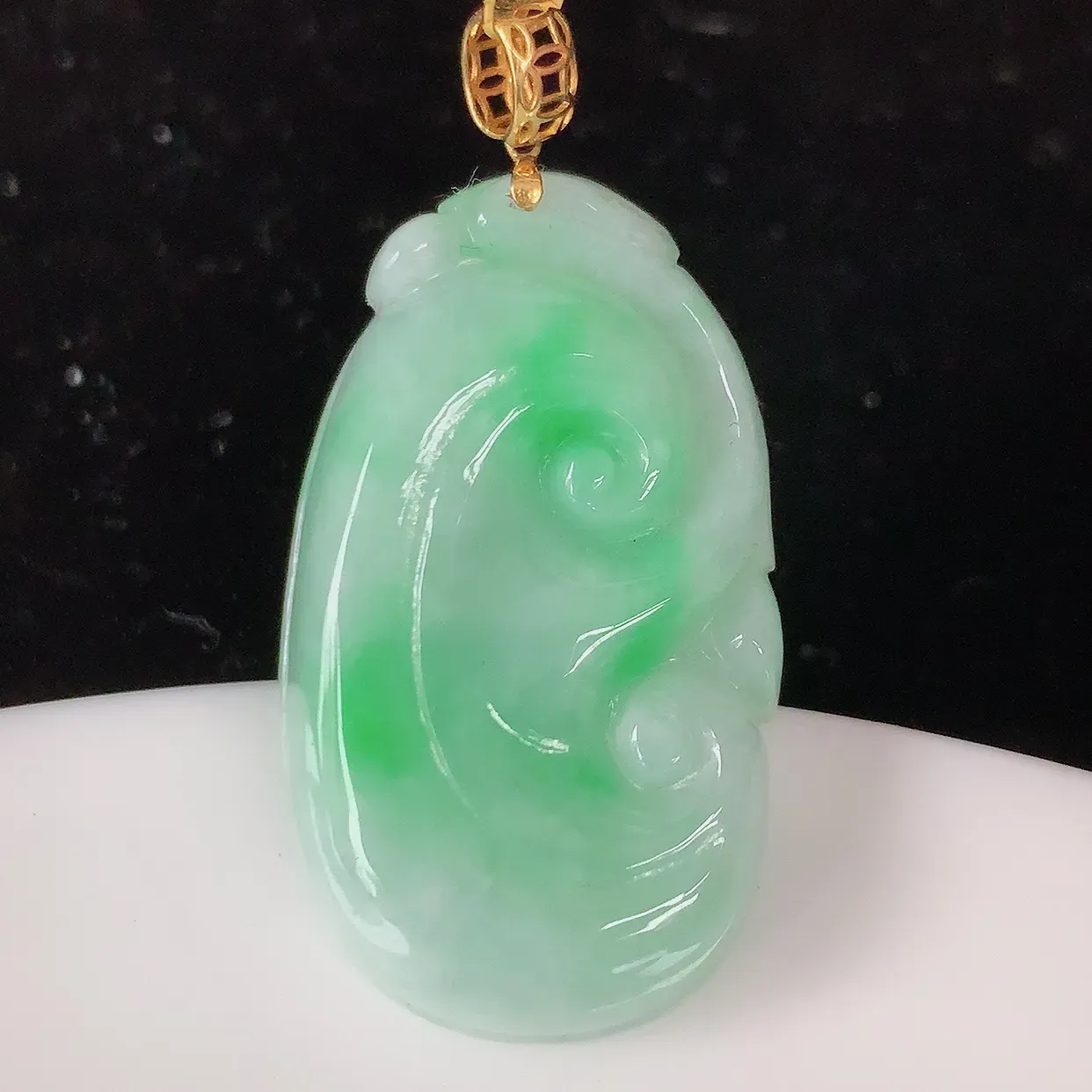 18k金镶嵌冰润飘绿翡翠万事如意吊坠，款式新颖时尚，日常百搭的款。清秀高雅，佩戴优雅高贵！#35.3