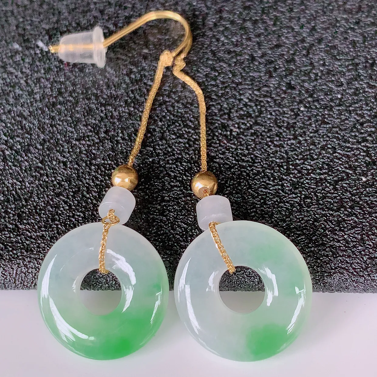 18k金镶嵌冰种飘绿翡翠平安扣耳坠，沁人心脾，耳坠佩戴效果大气出众，尽显气质。种水好，胶感足，颜相当漂亮，高性价比值得入手品鉴！#41.3整体47裸石13.8*2.8mm