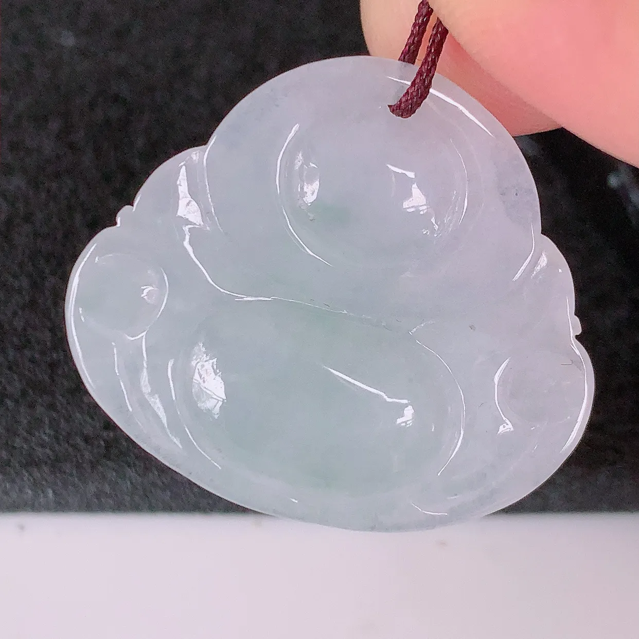 自然光实拍，冰飘绿翡翠佛公吊坠，玉笑佛，饱满，开脸喜庆，配戴优雅迷人！#57.3