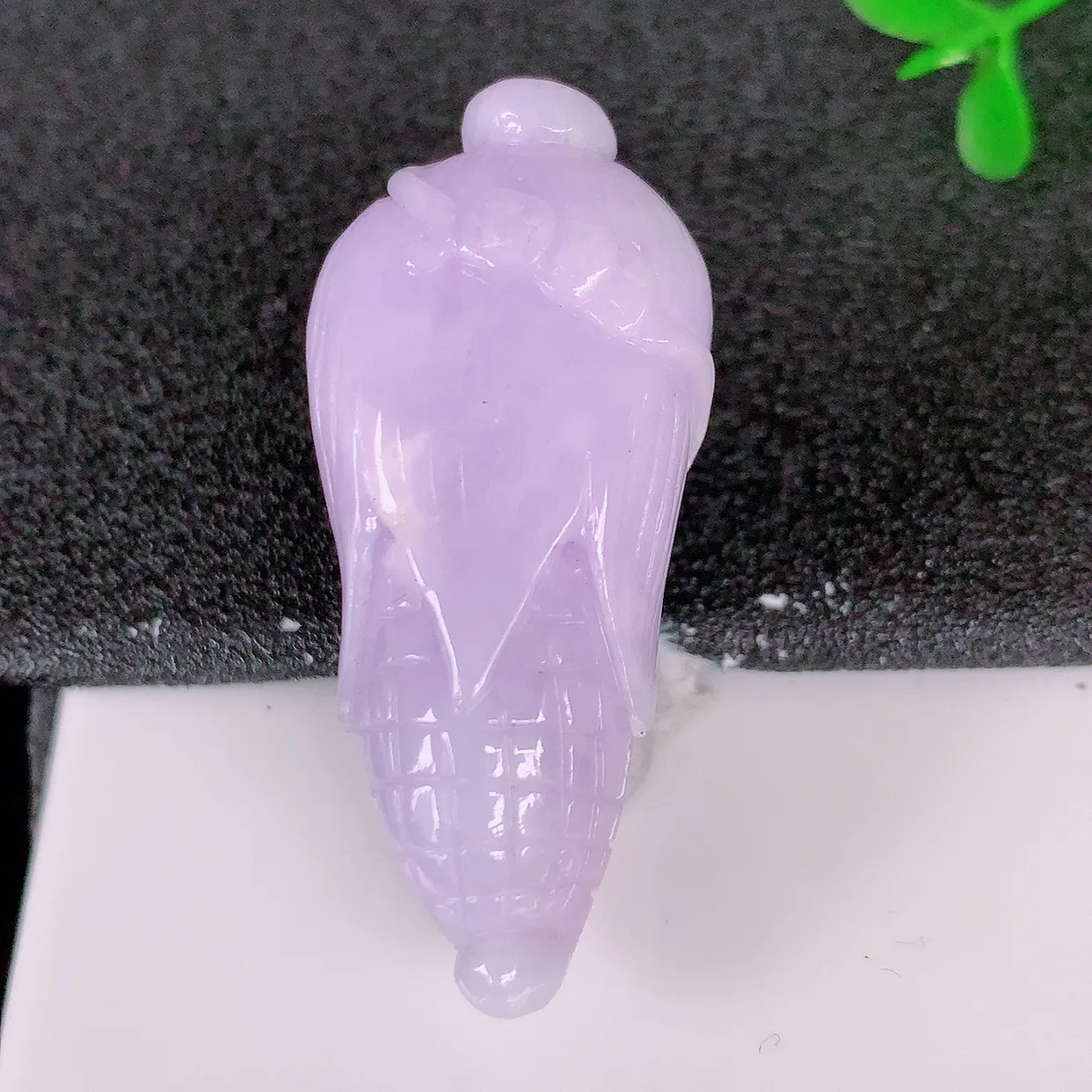 自然光实拍，水润紫罗兰翡翠玉米吊坠，多子多福，翠色灵动，玉质细腻，颜色漂亮，品相佳，佩戴佳品！#05.3