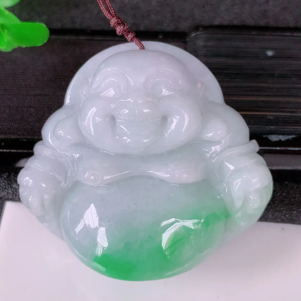 自然光实拍，大件冰润飘绿翡翠佛公吊坠，开心笑佛，种老水足，颜色漂亮，立体饱满圆润，佩戴效果赞#41.