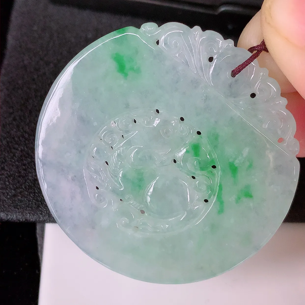 自然光实拍，冰飘绿翡翠麒麟吊坠，仿古招财进宝如意玉麒麟；冰透起莹，老坑冰润，镂空精雕工艺。佩戴翡翠麒麟挂坠，则是寓意吉祥平安、太平盛世、天下统一#57.3