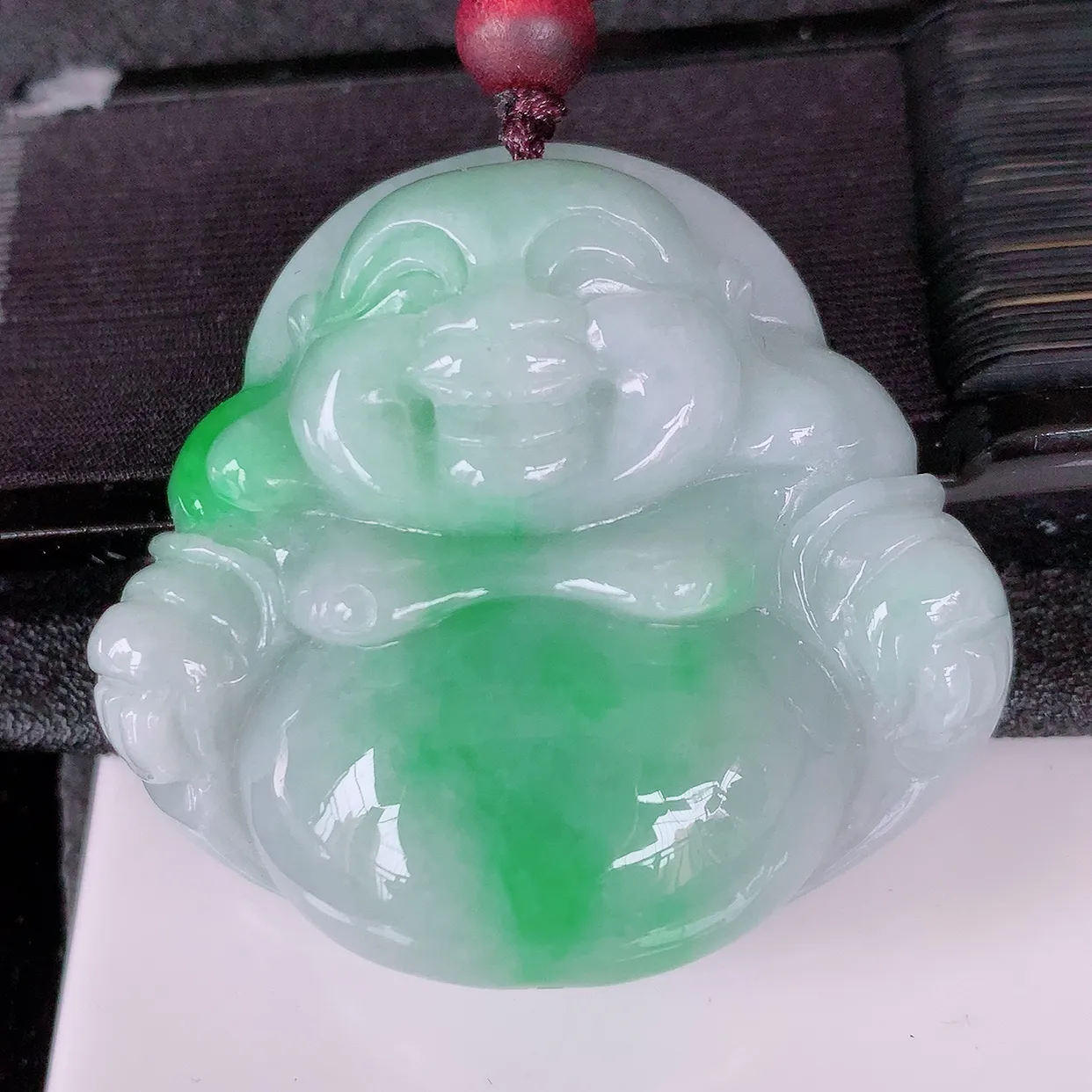 自然光实拍，大件冰润飘绿翡翠佛公吊坠，翡翠开心笑佛，种老水足，颜色漂亮，立体饱满圆润，佩戴效果赞#46.3