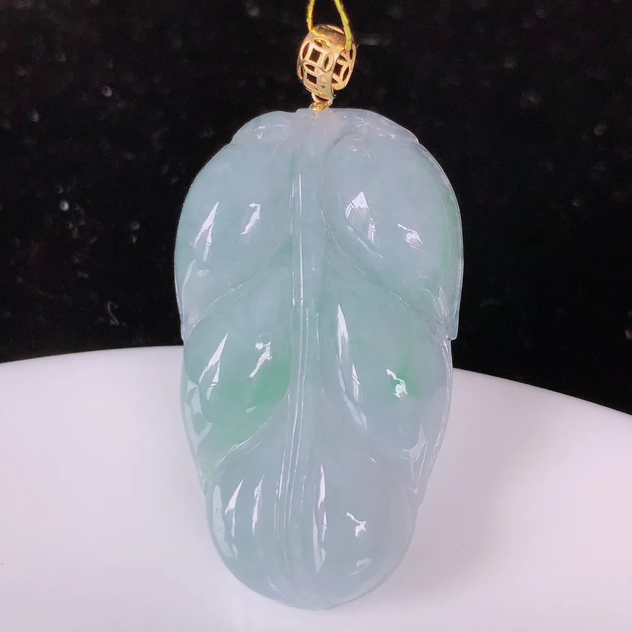 18K金镶嵌冰春带彩翡翠叶子吊坠 ，种水足，色泽清新，工艺精湛，叶子寓意美好；金枝玉叶，事业有成。#