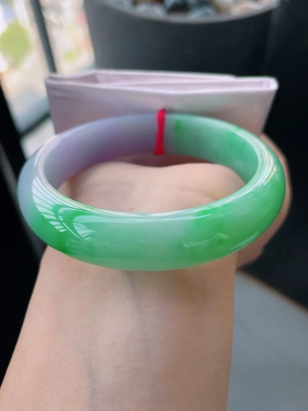 【翡翠名称】春带彩阳绿57正圈口翡翠手镯
【翡翠尺寸】57-14-8.5mm适合56-58正圈口佩戴
【翡翠描述】缅甸天然翡翠A货，种老水足，玉质细腻，色泽靓丽，性价比高，佩戴效果好！