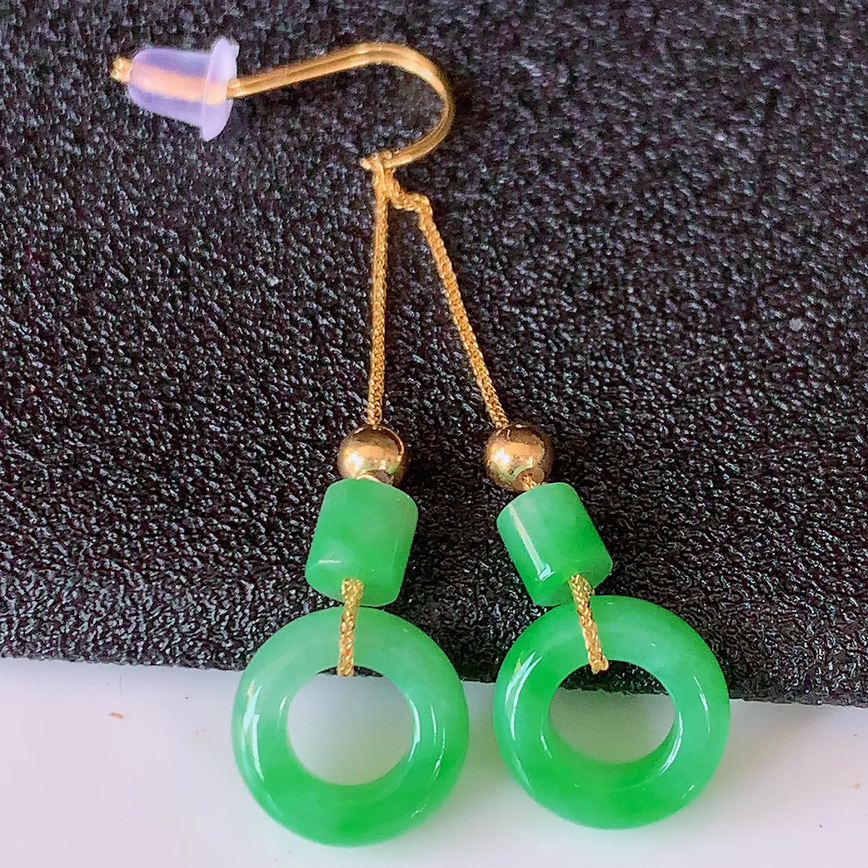 18k金镶嵌冰飘绿翡翠平安扣耳坠，沁人心脾，耳坠佩戴效果大气出众，尽显气质。种水好，胶感足，颜相当漂亮，高性价比，值得入手品鉴！#42.5整体38.5裸石9.5*3.2