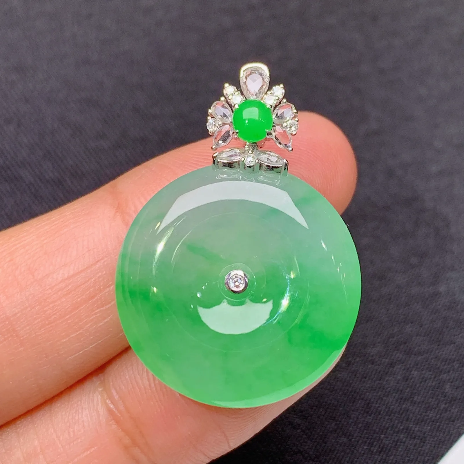 冰飘绿平安扣吊坠，18k金镶嵌，冰润色阳，玉质细腻，种水足 尺寸30.1*21.4*5.3