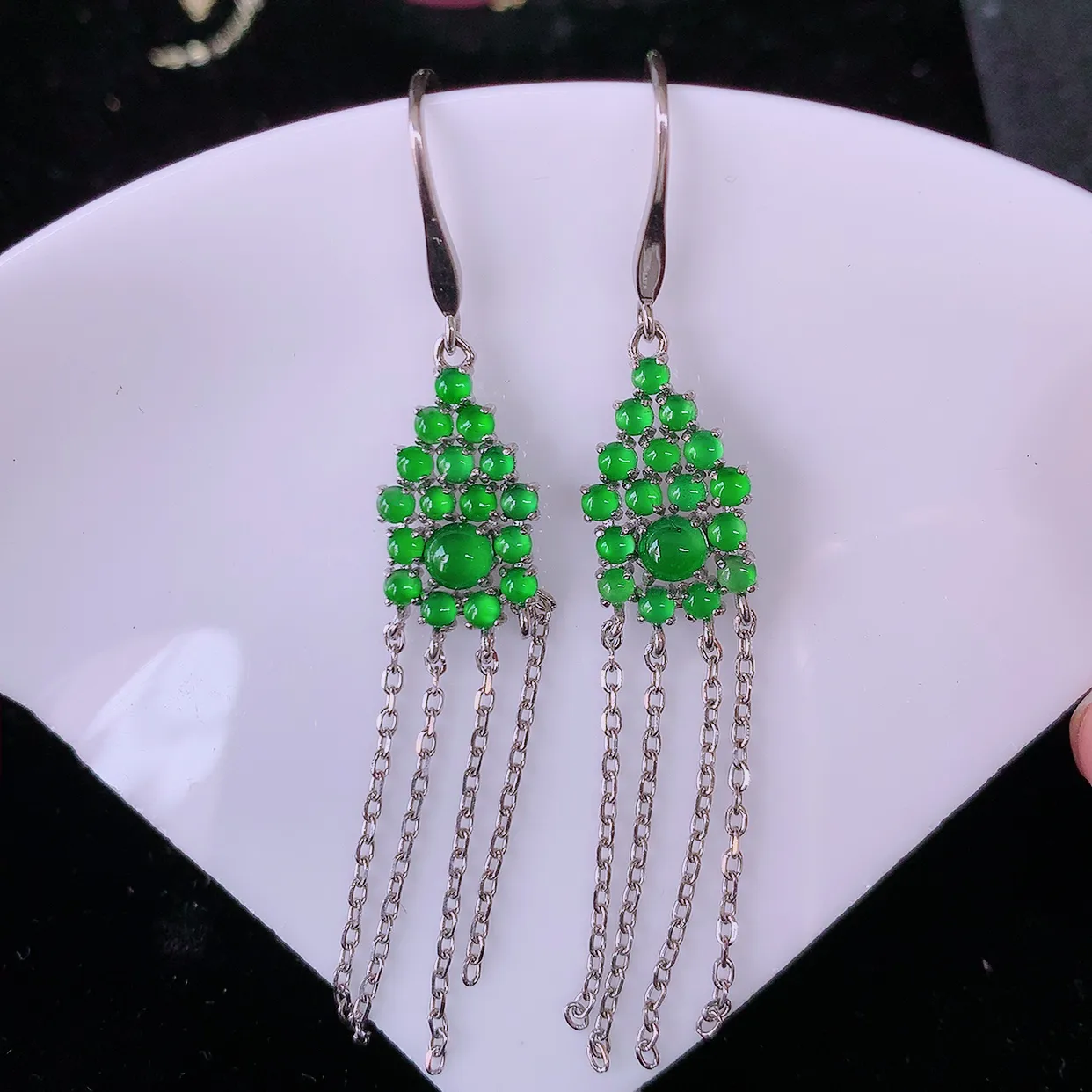 冰透满绿翡翠925银镶嵌耳坠，自然光实拍，翠色灵动，颜色漂亮，种老水足，品相佳，佩戴佳品！#98.5整体59*10*4取一裸石3.6*3.6