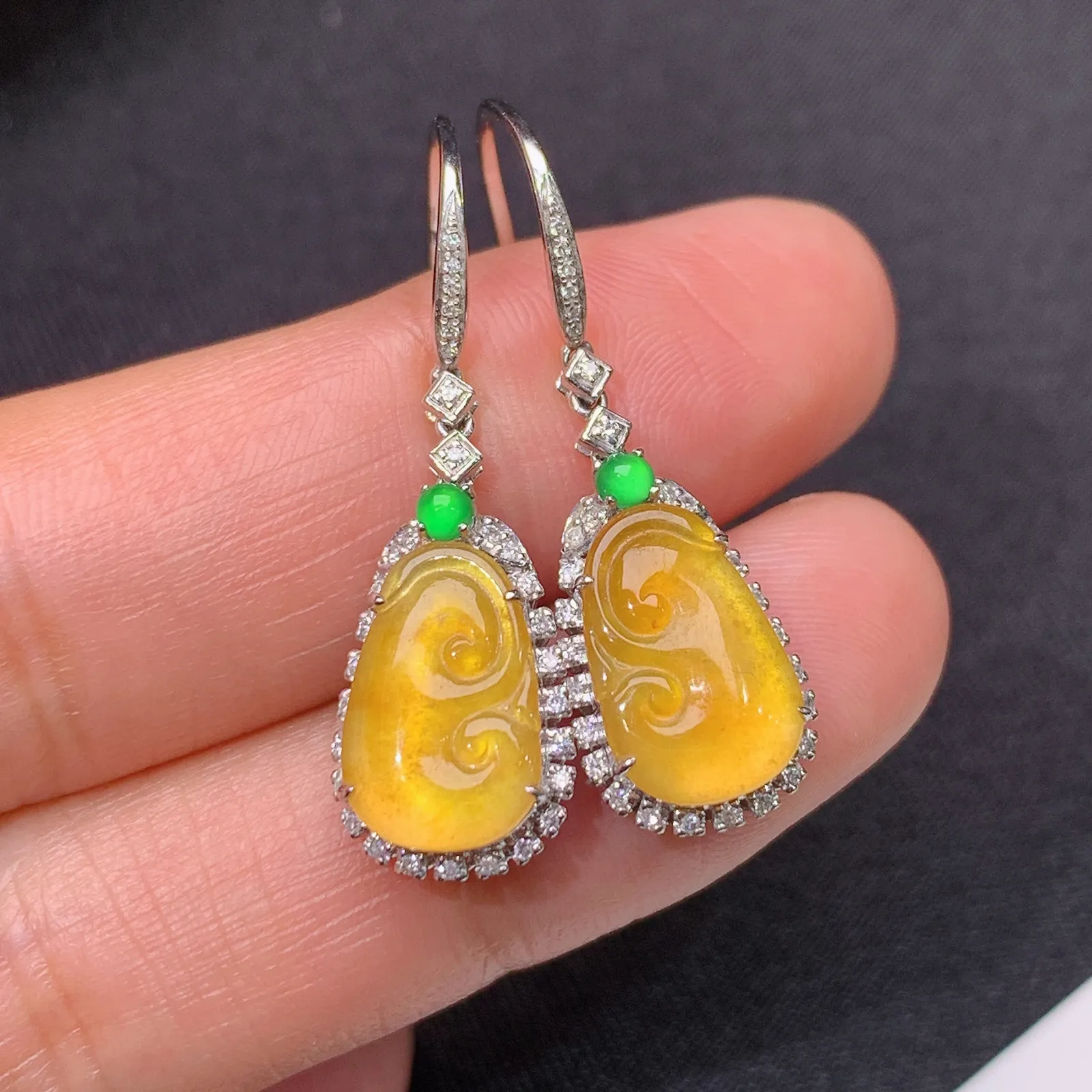 冰黄翡树叶耳坠，18k金镶嵌，精致时尚，冰透水润，颜色鲜亮 尺寸11.7*7.2*2