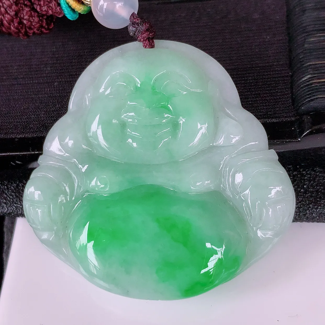 自然光实拍，冰润飘绿翡翠佛公吊坠，翡翠开心笑佛，种老水足，颜色漂亮，立体饱满圆润，佩戴效果赞#46.3