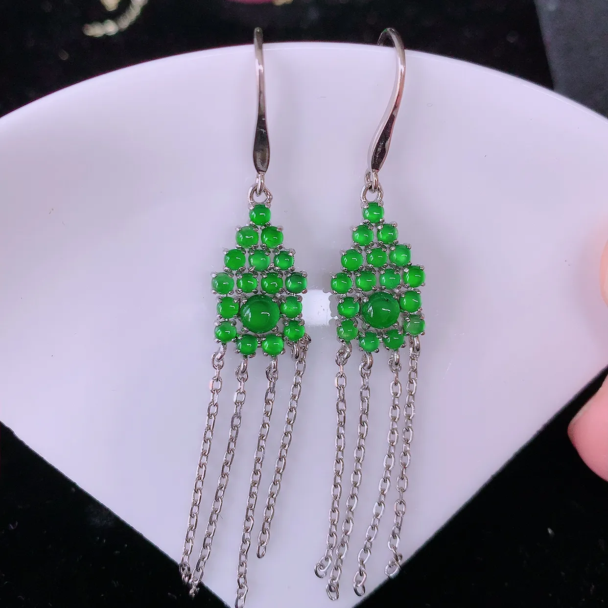 冰透满绿翡翠925银镶嵌耳坠，自然光实拍，翠色灵动，颜色漂亮，种老水足，品相佳，佩戴佳品！#98.5整体59*10*4取一裸石3.6*3.6