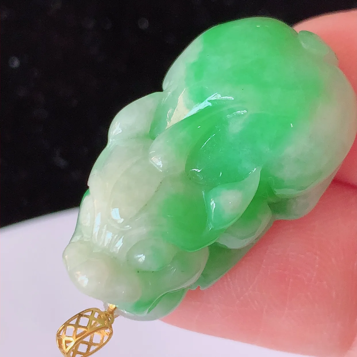 18K金镶嵌飘绿翡翠招财貔貅吊坠，民间有“一摸貔貅运程旺盛，再摸貔貅财运滚滚，三摸貔貅平步青云 ”的