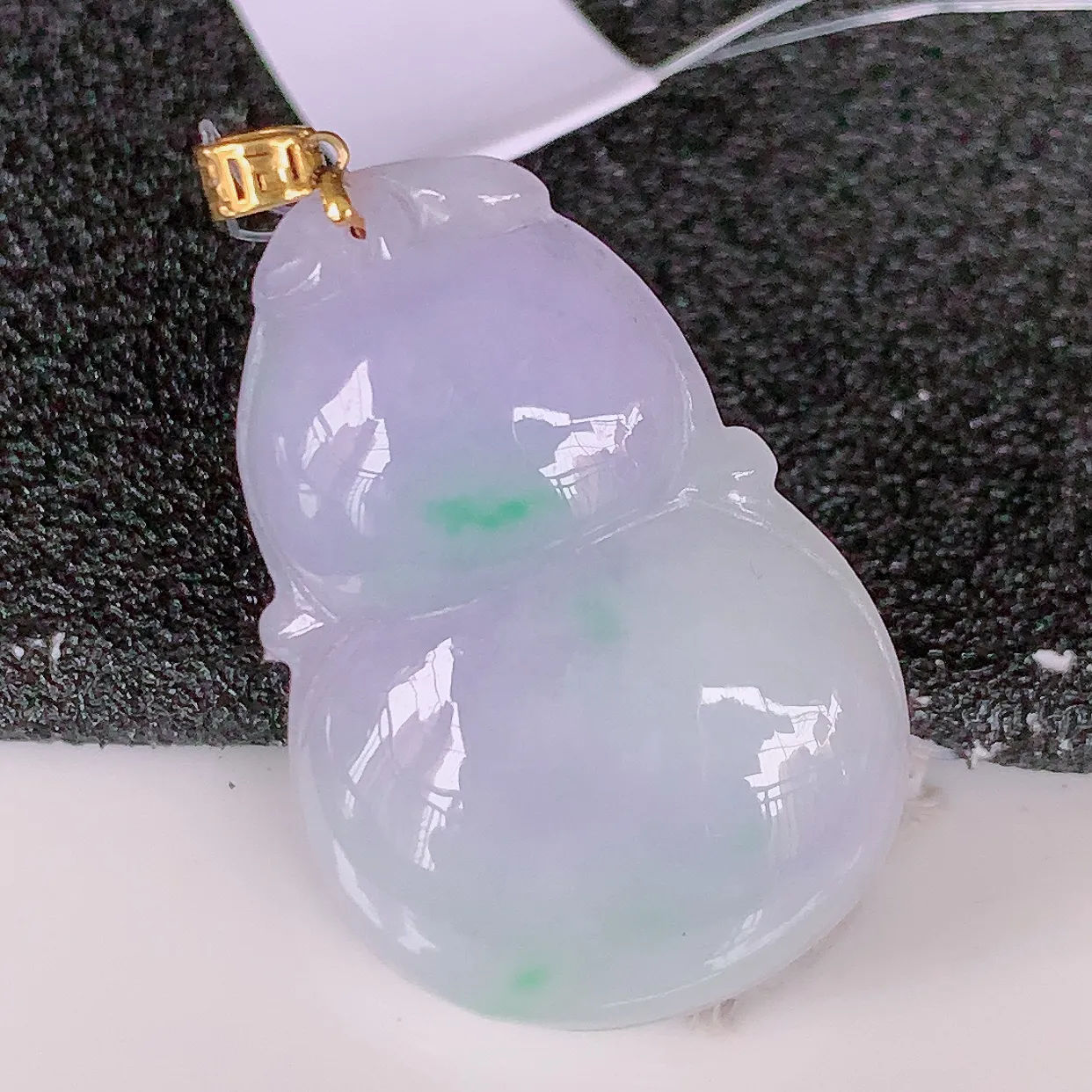 18K金镶嵌冰润春带彩翡翠葫芦吊坠，葫芦寓意福禄双全，财源滚滚，佩戴效果优雅迷人！#49.3