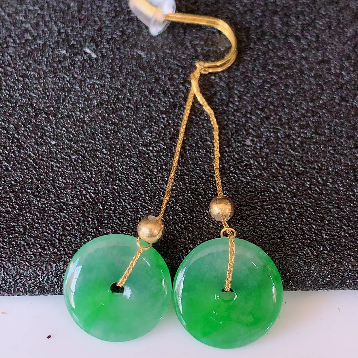 18k金镶嵌冰种飘绿翡翠平安扣耳坠，沁人心脾，耳坠佩戴效果大气出众，尽显气质。种水好，胶感足，颜相当漂亮，高性价比，值得入手品鉴！#41.5整体45.5裸石12*2.2