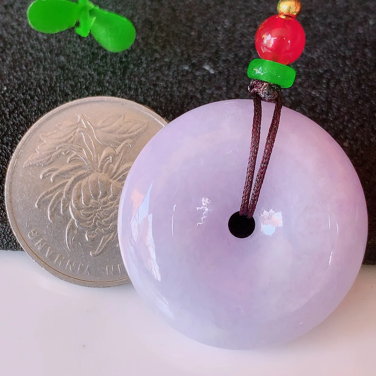 自然光实拍，冰润紫罗兰翡翠平安扣吊坠，形体饱满圆润，平安扣肥嘟嘟的，平平安安，种水很好，配戴精美！#41.5