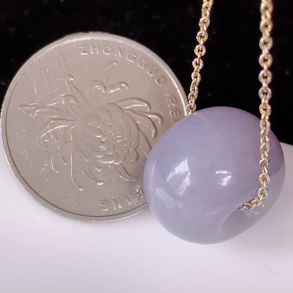 自然光实拍，冰润紫罗兰翡翠路路通吊坠，寓意时来运转、财源滚滚，款式新颖时尚，日常百搭的款！配图银链#05.3