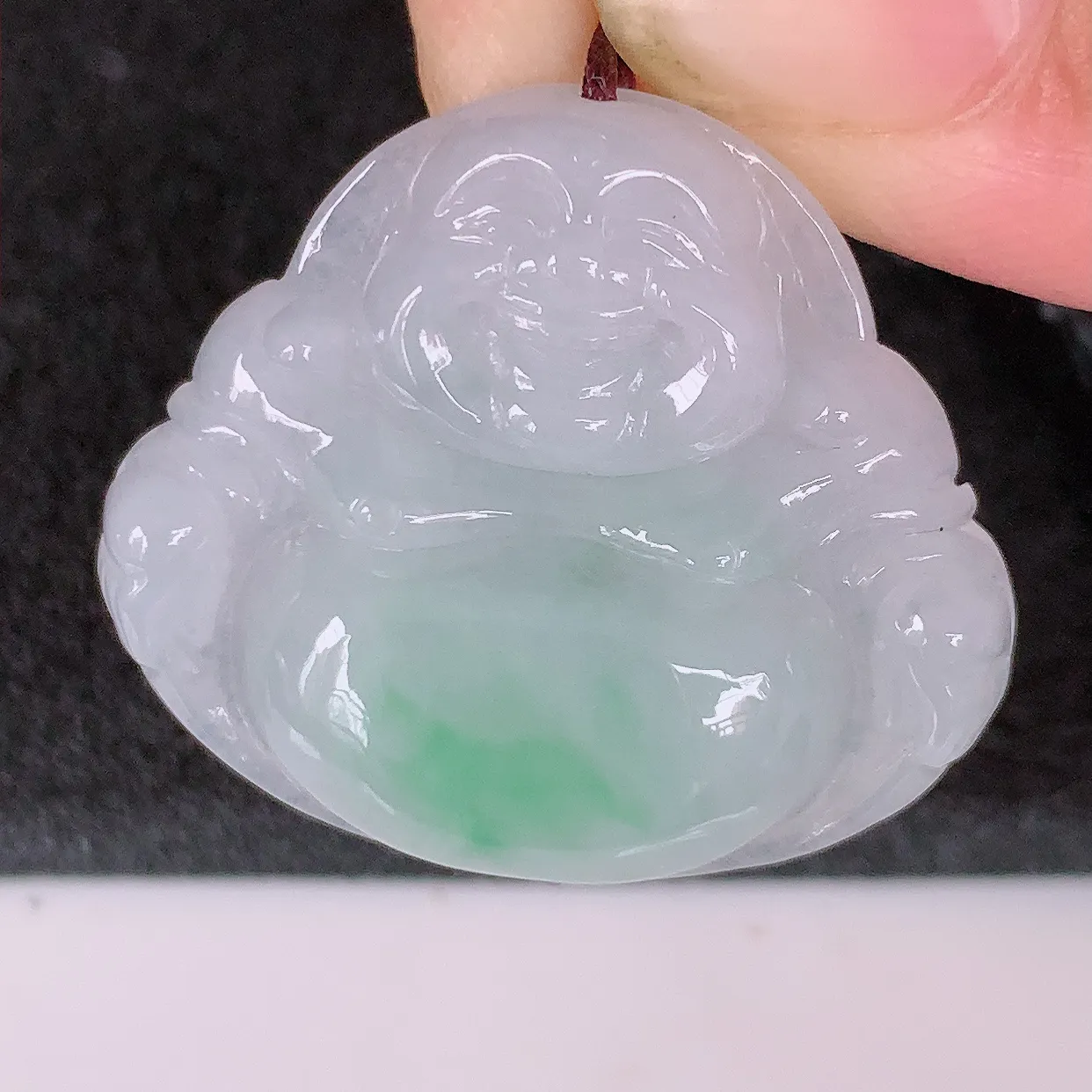 自然光实拍，冰飘绿翡翠佛公吊坠，玉笑佛，饱满，开脸喜庆，配戴优雅迷人！#57.3