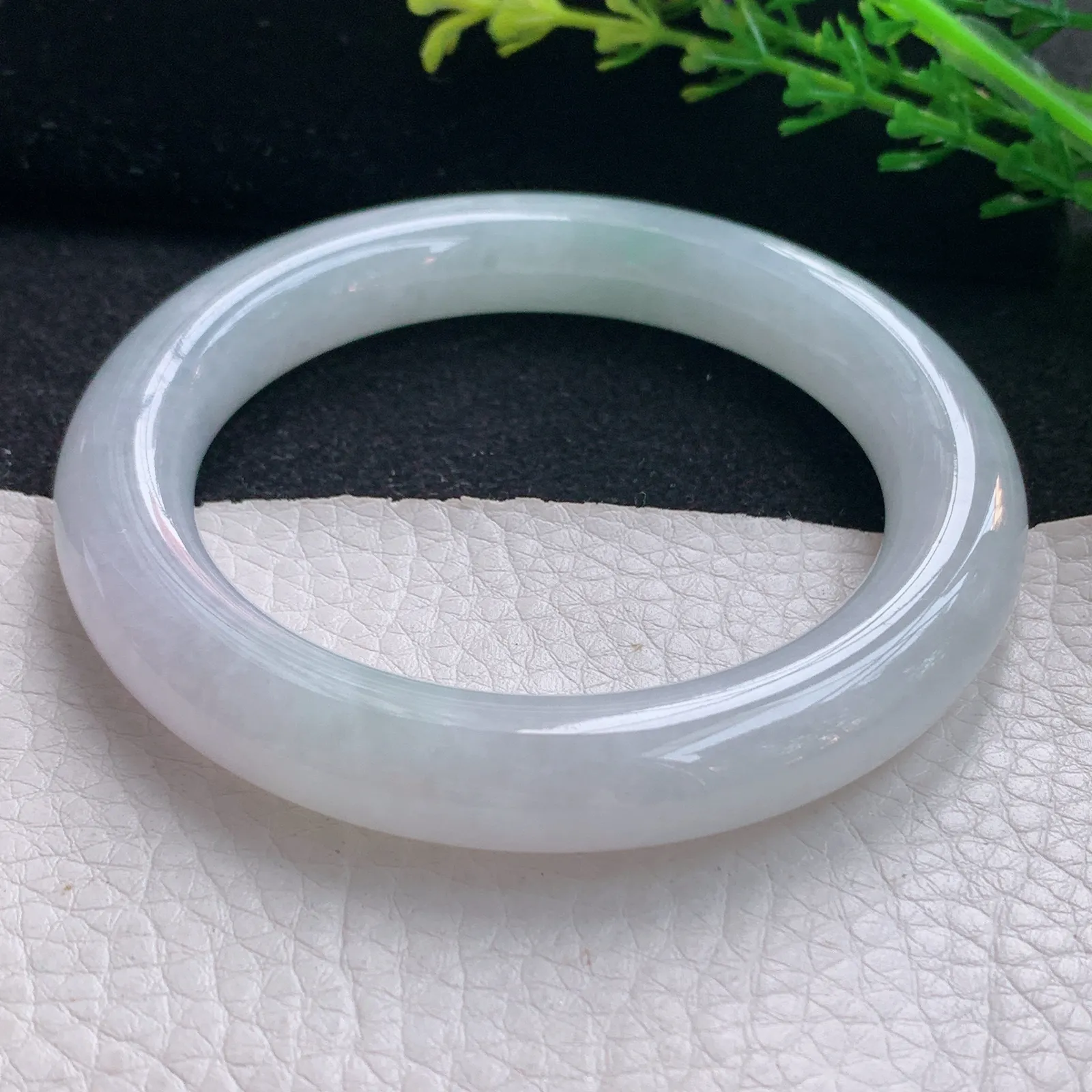 hf自然光57*10.8*11美人镯 翡翠a货玉手镯清新飘绿圆条珠宝玉手环