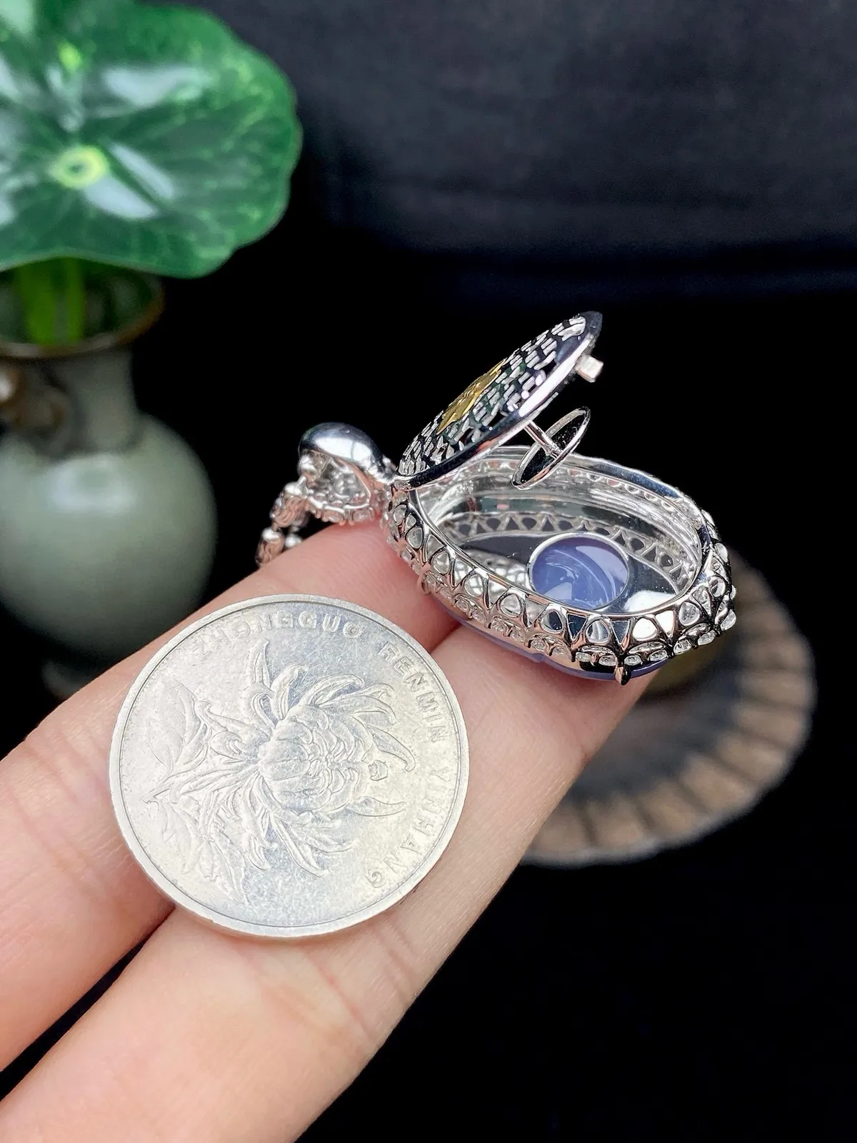 【冰种紫如意吊坠】种水很不错、细腻水润，形状很饱满，18K金钻豪华镶嵌，裸石尺寸22.8*15.5*4.3毫米