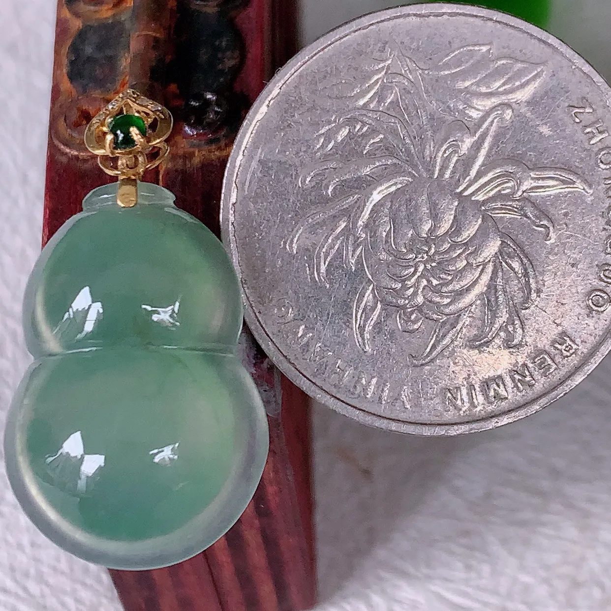 18K金镶嵌冰种翡翠葫芦吊坠，葫芦寓意福禄双全，财源滚滚，佩戴效果优雅迷人！#12.3整体28裸石21*14.8*5.8